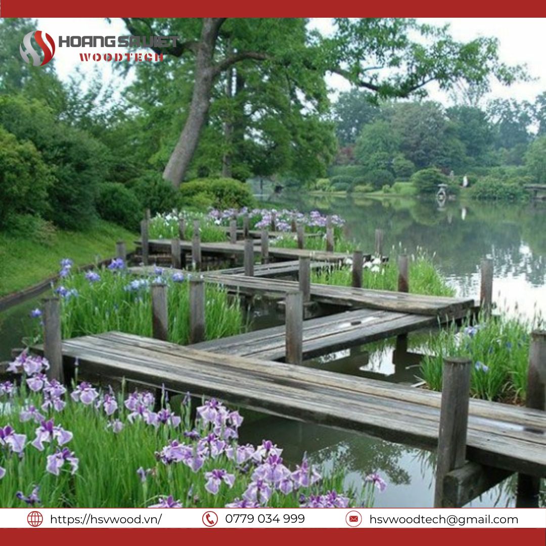 Cầu gỗ kết nối sân vườn được trồng thêm hoa đẹp mắt