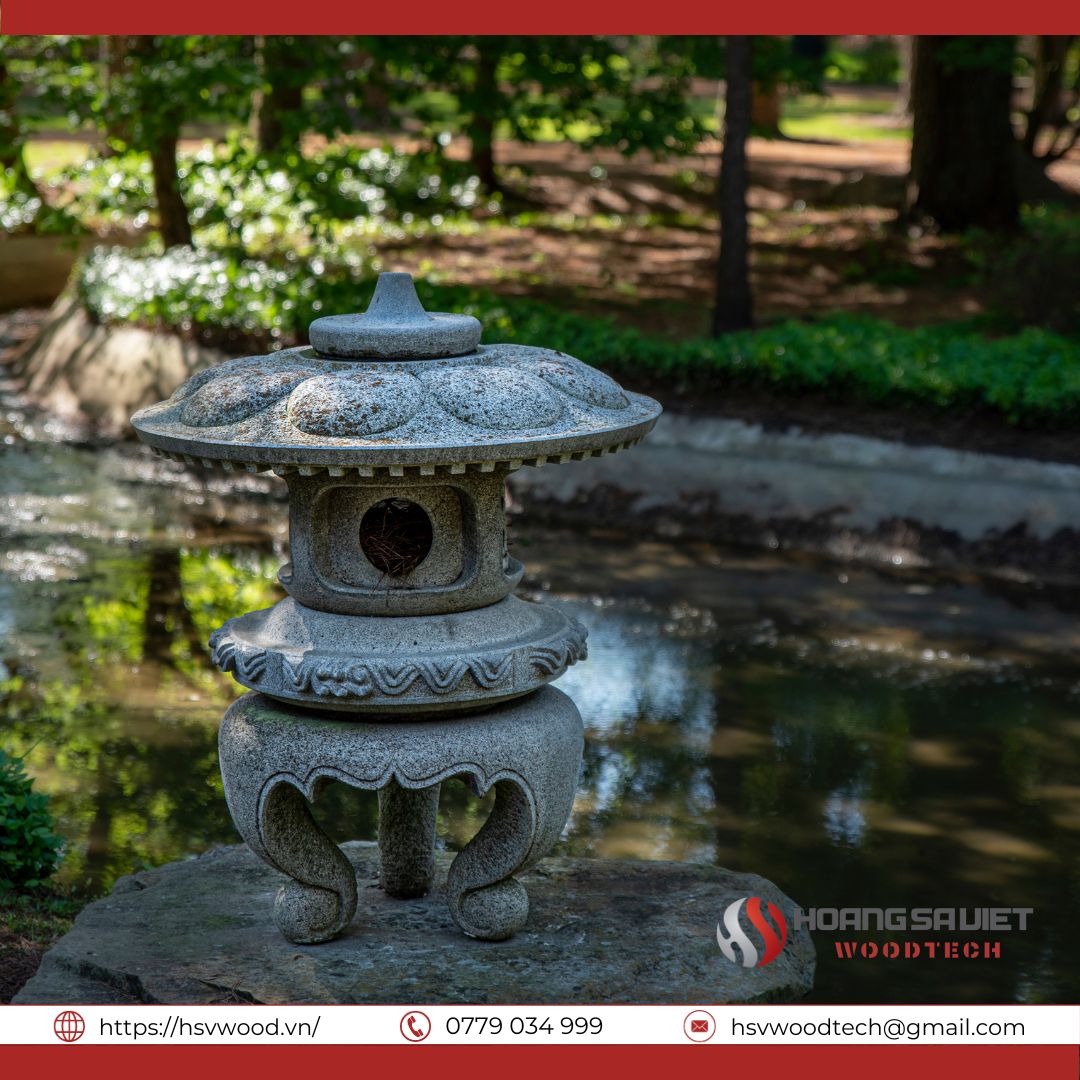 Đèn đá là vật trang trí thường thấy ở sân vườn Á Đông