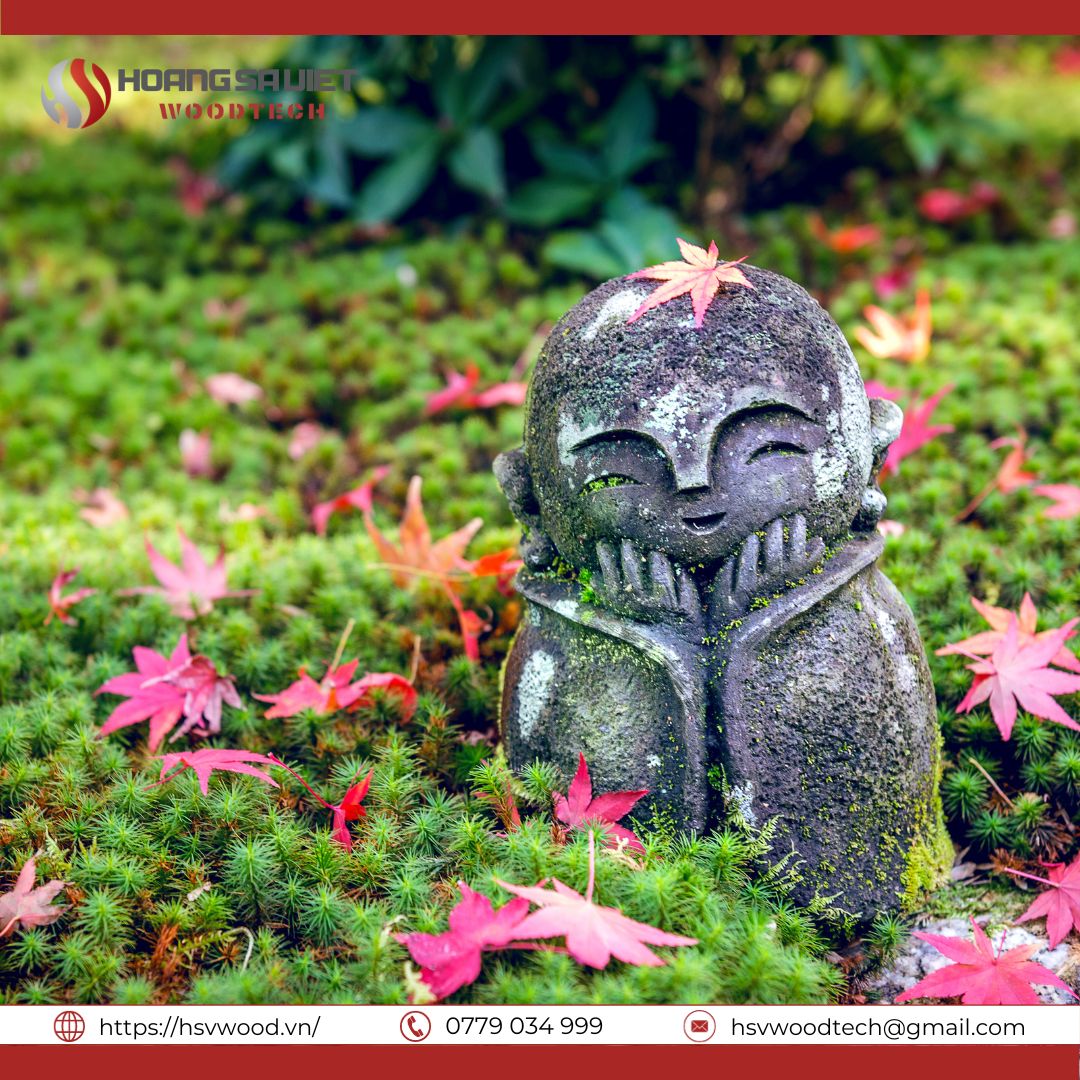 Sự kết hợp hài hoà giữa tượng trang trí và hoa giúp khu vườn trở nên xinh đẹp